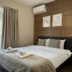 Centre For 4 Guests & Parking شقة *