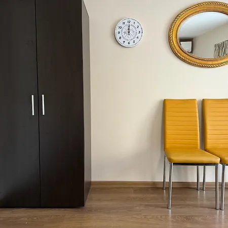 Centre For 4 Guests & Parking شقة *