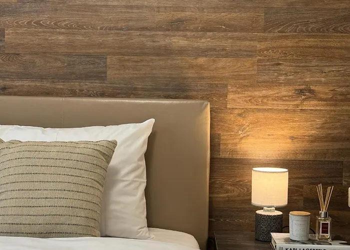 Centre For 4 Guests & Parking شقة *