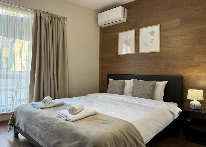 Centre For 4 Guests & Parking شقة *