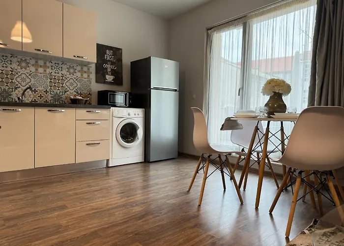 Centre For 4 Guests & Parking شقة *