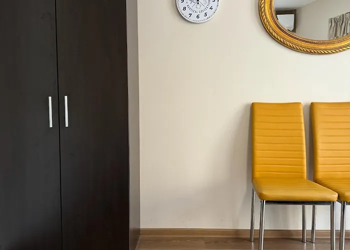 Centre For 4 Guests & Parking شقة *